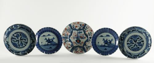 FIVE JAPANESE PORCELAIN PLATES (5)