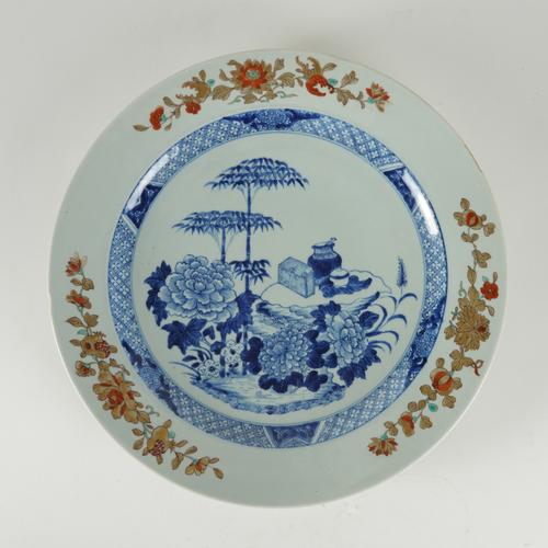 A CHINESE EXPORT PORCELAIN CHARGER