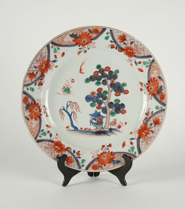 A CHINESE EXPORT PORCELAIN CHARGER