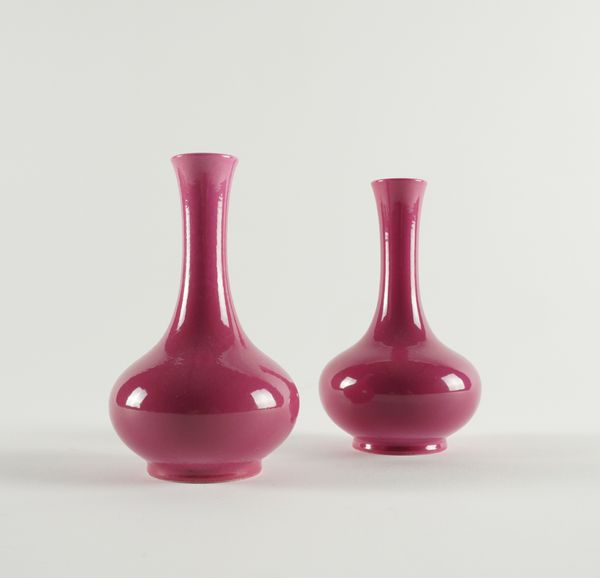 A PAIR OF SMALL CHINESE PORCELAIN BOTTLE VASES (2)
