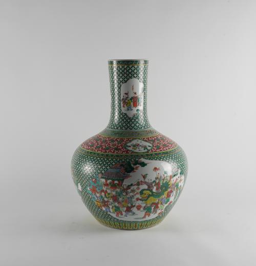 A LARGE CHINESE PORCELAIN BOTTLE VASE