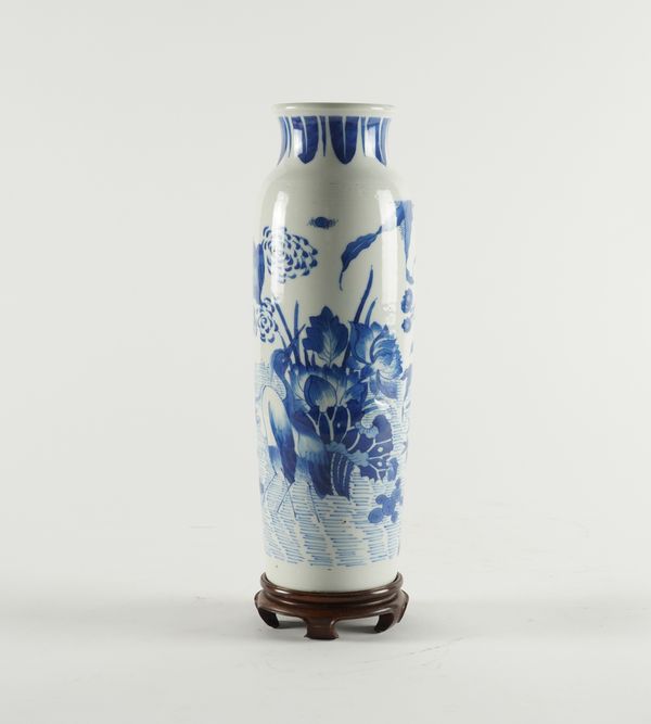 A CHINESE TRANSITIONAL STYLE BLUE AND WHITE ROLWAGEN VASE (2)