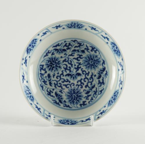 A CHINESE BLUE AND WHITE SAUCER DISH