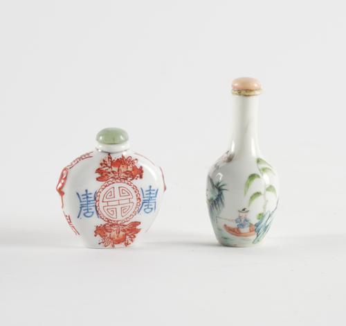 A CHINESE FAMILLE ROSE PORCELAIN SNUFF BOTTLE (2)