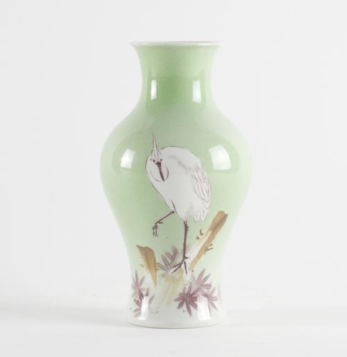 A JAPANESE PORCELAIN VASE SIGNED MAKAZU KOZAN