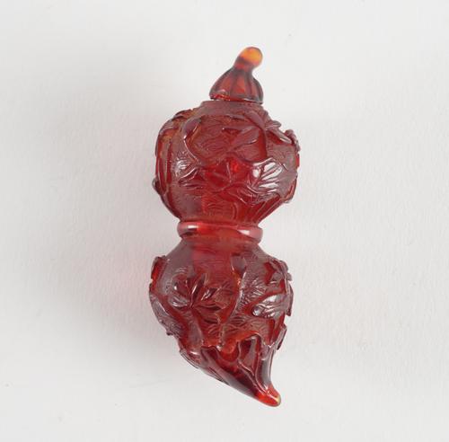 A CHINESE AMBER SNUFF BOTTLE AND STOPPER (2)