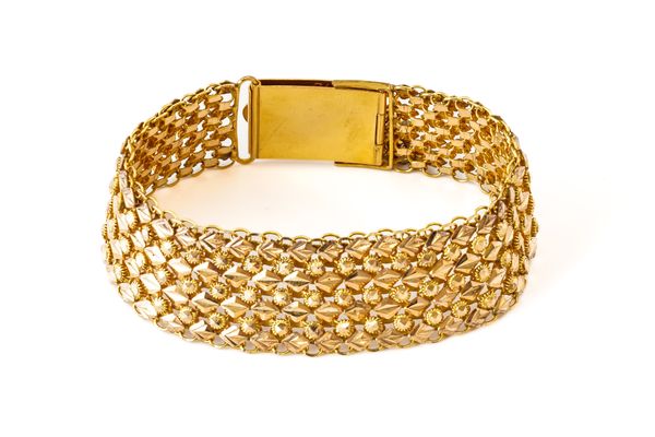 A FANCY LINK MESH BRACELET