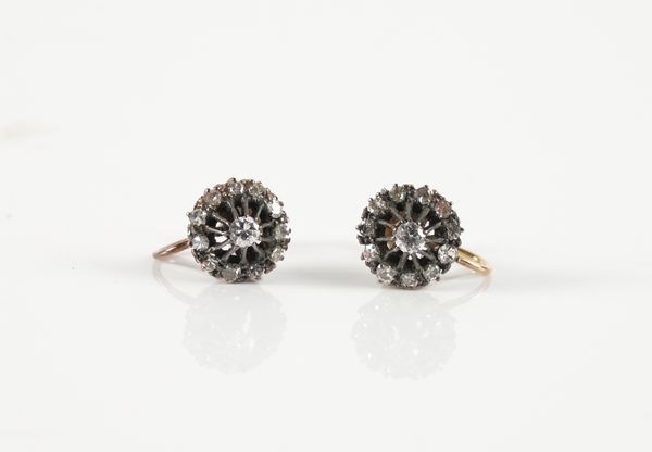 A PAIR OF DIAMOND CLUSTER EARRINGS (2)