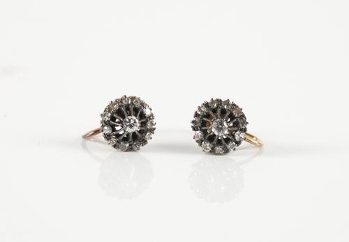 A PAIR OF DIAMOND CLUSTER EARRINGS (2)