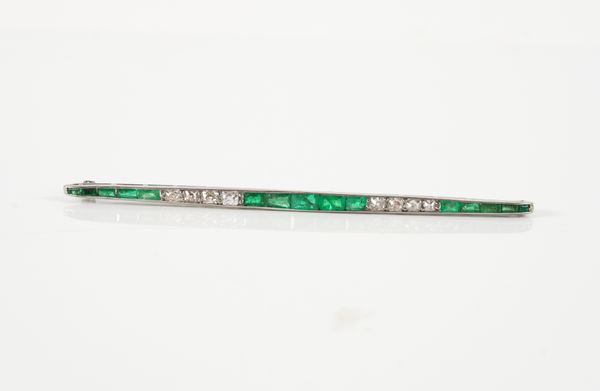 AN EMERALD AND DIAMOND BAR BROOCH