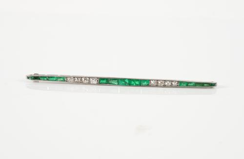 AN EMERALD AND DIAMOND BAR BROOCH