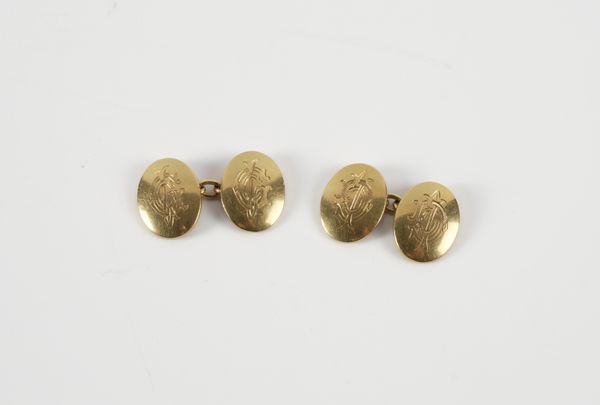 A PAIR OF 18CT CUFFLINKS (3)