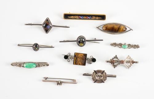 A GROUP OF ELEVEN BROOCHES (11)