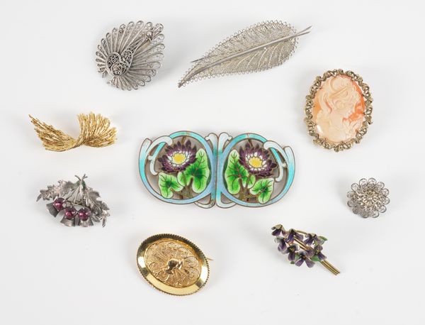 A COLLECTION OF BROOCHES AND BUCKLES (9)