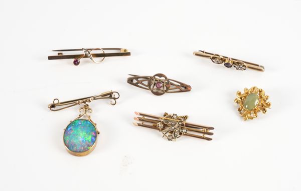 SIX BROOCHES (6)