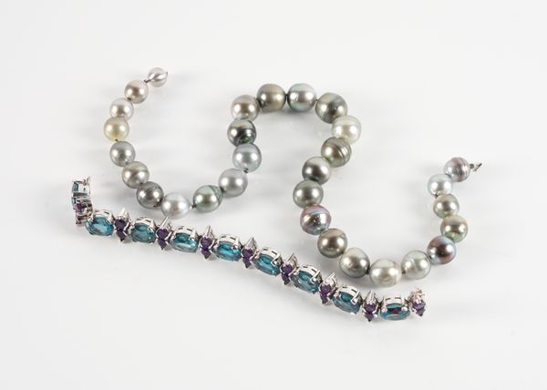 A GREY TINTED CULTURED PEARL NECKLACE AND AN AMETHYST AND BLUE TOPAZ BRACELET (2)