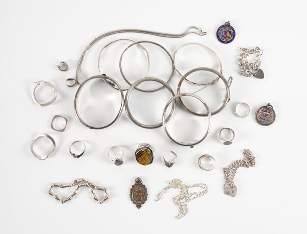 A GROUP OF SILVER JEWELLERY (38)