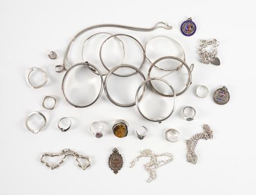 A GROUP OF SILVER JEWELLERY (38)