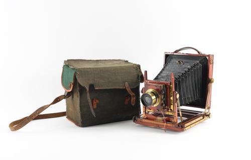 A HOUGHTON BUTCHER TRIPLE VICTO TRIPLE EXTENSION MAHOGANY HALF PLATE FIELD CAMERA WITH THORNTON PICKARD RUBY ROYAL LENS(7)