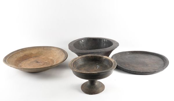 A GROUP OF FOUR TREEN BOWLS AND A PLATTER (4)