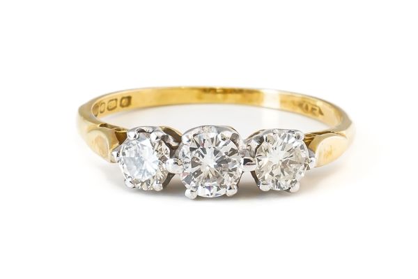 AN 18CT GOLD AND DIAMOND THREE STONE RING  (2)