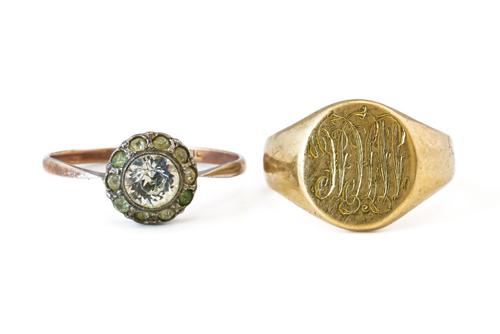 A GOLD SIGNET RING AND A COLOURLESS PASTE CLUSTER RING (2)