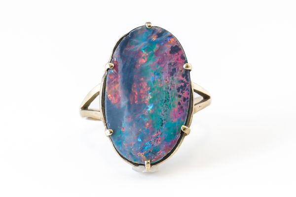 AN OPAL DOUBLET RING