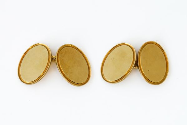 A PAIR OF 18CT CUFFLINKS (3)