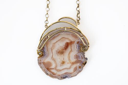 A GOLD AGATE NECKLACE