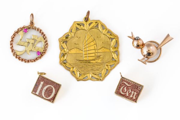 A SELECTION OF GOLD CHARMS (5)