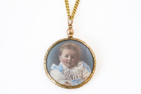 A 9CT GOLD CIRCULAR PENDANT LOCKET