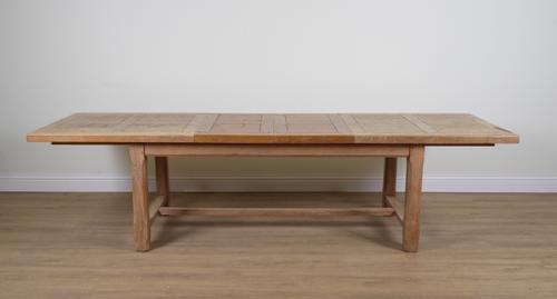A 20TH CENTURY OAK EXTENDING KITCHEN TABLE