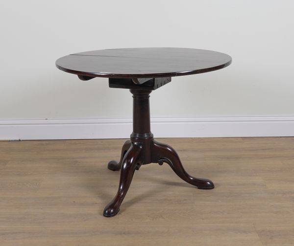 A MID 18TH CENTURY AMERICAN WALNUT CIRCULAR SNAP TOP TRIPOD OCCASIONAL TABLE