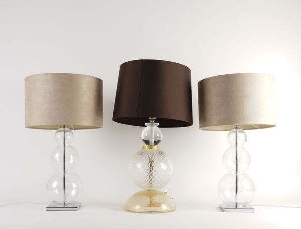 A GOLD-FLECKED GLASS GLOBULAR TABLE LAMP AND A PAIR OF GLASS TIERED TABLE LAMPS (3)