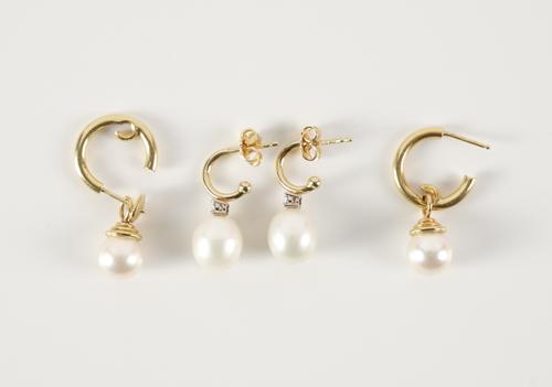 TWO PAIRS OF PEARL HOOP EARRINGS (4)