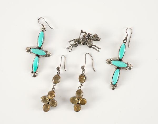 TWO PAIRS OF EARRINGS AND A BROOCH (5)