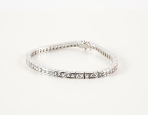 A WHITE GOLD AND COLOURLESS SAPPHIRE LINE BRACELET (2)