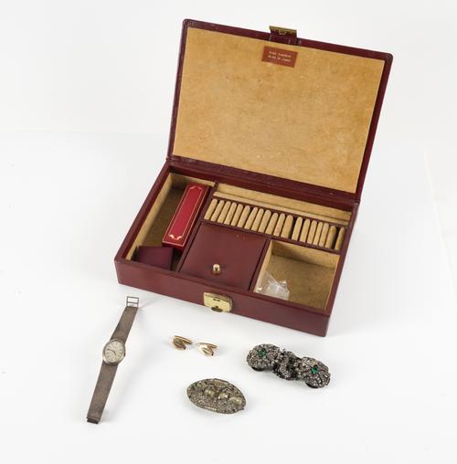 A COLLECTION OF JEWELLERY (9)