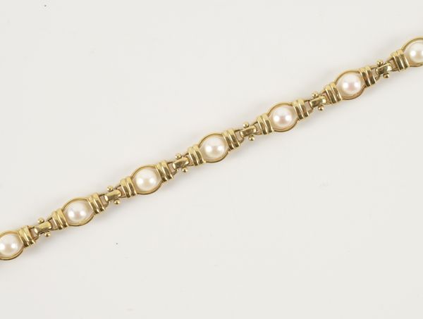 A CULTURED PEARL BRACELET IN 18CT