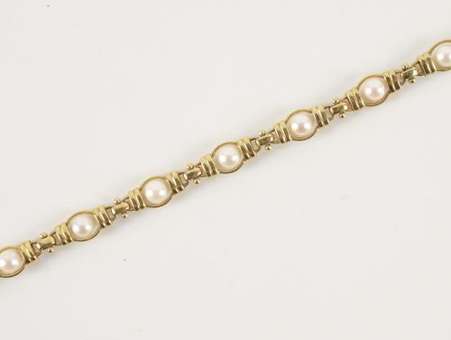 A CULTURED PEARL BRACELET IN 18CT