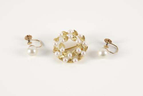 A PAIR OF CULTURED PEARL EARRINGS AND A CULTURED PEARL BROOCH (3)