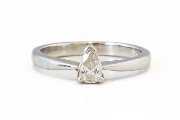 A PLATINUM AND DIAMOND SINGLE STONE RING (2)