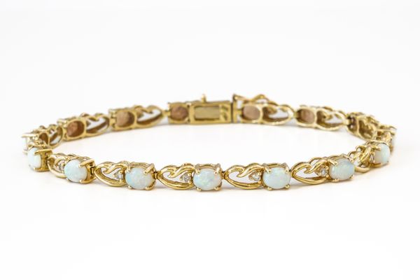 AN OPAL AND DIAMOND BRACELET