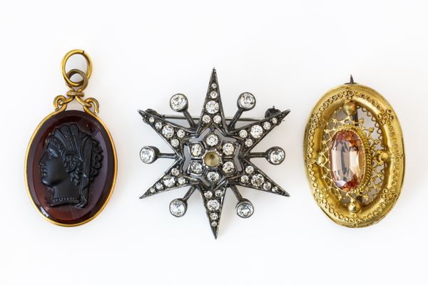 A VICTORIAN GOLD AND TOPAZ BROOCH AND TWO FURTHER ITEMS (3)