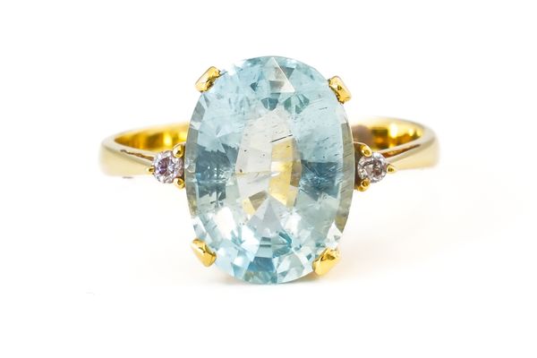 AN AQUAMARINE AND DIAMOND RING