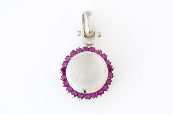 A CLUSTER PENDANT