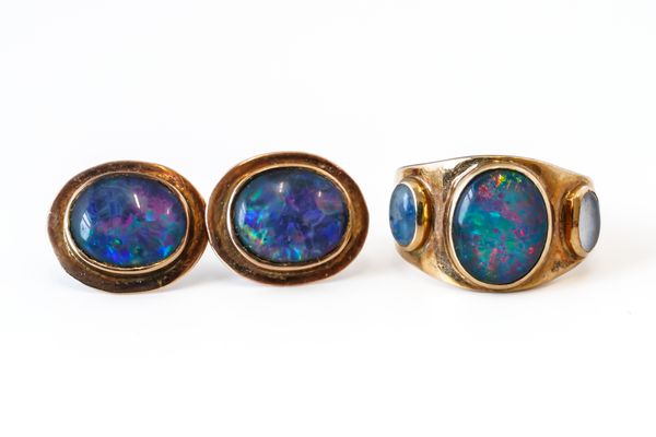 A 9CT GOLD AND OPAL TRIPLET RING AND A PAIR OF EARSTUDS (3)