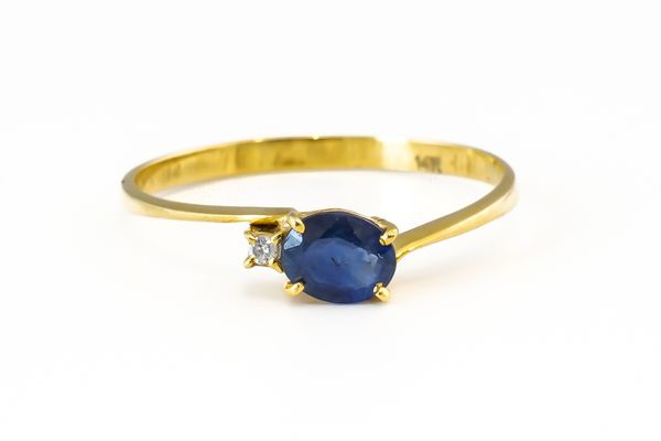 A SAPPHIRE AND DIAMOND RING