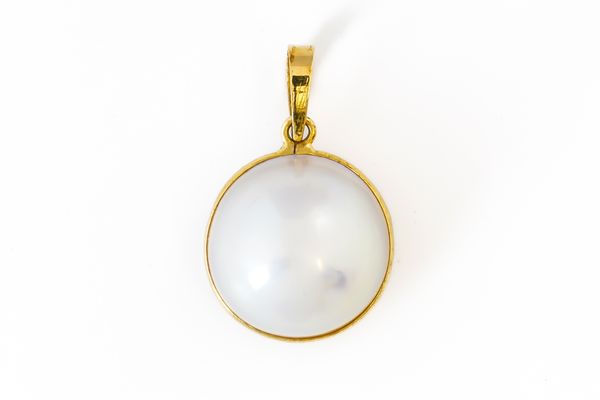 A MABE PEARL PENDANT