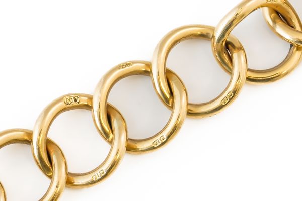 AN 18CT GOLD BRACELET